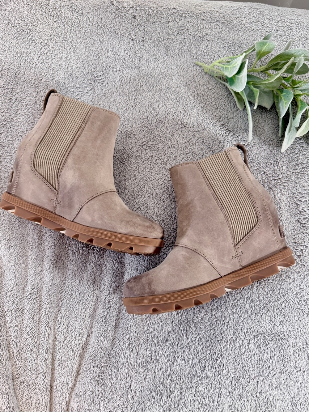 Sorel Joan of Arctic Wedge II Chelsea Boots Taupe Leather waterproof size 6